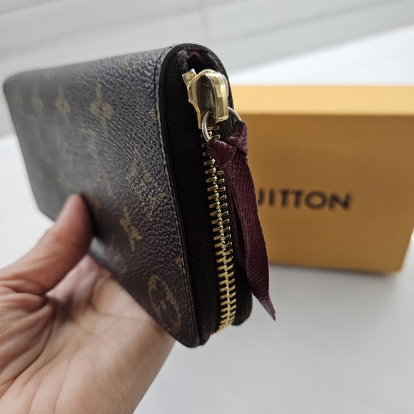 LOUIS VUITTON CLEMENCE WALLET with Fuchsia interior - Picture 7 of 9